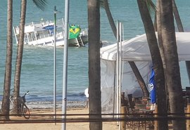 Catamarã do Lopana naufraga em Maceió; Capitania tenta resgate