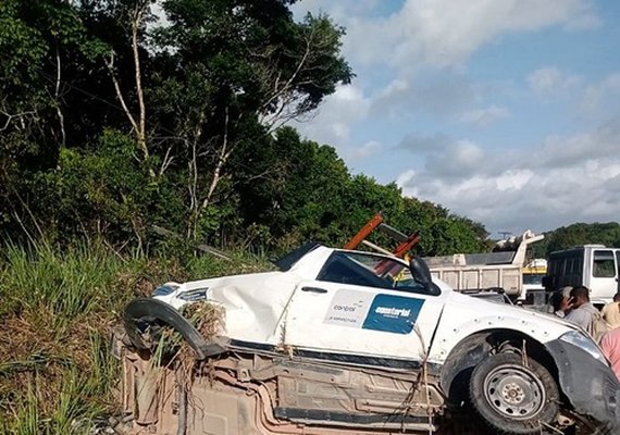 Funcionário da Equatorial Energia morre após carro ser atingido por carreta na AL-101