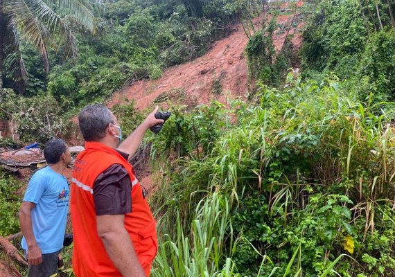 Com risco de novos deslizamentos, ladeira de Fernão Velho é interditada