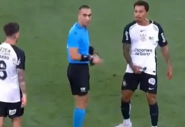 Volante do Corinthians é expulso por gesto obsceno e desfalca time contra o Inter