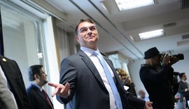 Flávio Bolsonaro sofre pressão no PL após revelação de mensagens com Daniel