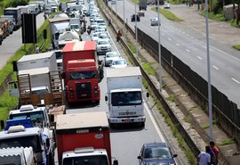 Greve dos caminhoneiros perde força, mas deixa perda que supera 75 bilhões