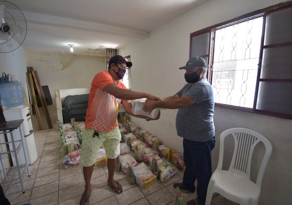 Trabalhadores do transporte complementar recebem cestas básicas e kits de limpeza