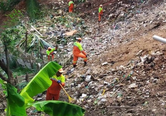 Prefeitura recolhe 40 toneladas de lixo na Grota da Macaxeira, no Jacintinho