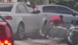 Vídeo: motorista atropela assaltantes e impede roubo de moto em SP