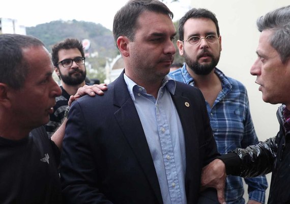 Flávio Bolsonaro mostra nova campanha que recria camisa com sangue
