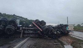 Carreta tomba na Grande Recife e interdita BR-101 nos dois sentidos