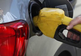 Gasolina sobe em 14 estados e recua em outros 12 e no DF, mostra ANP