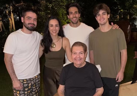 Faustão reaparece em cadeira de rodas durante festa de aniversário da filha Lara