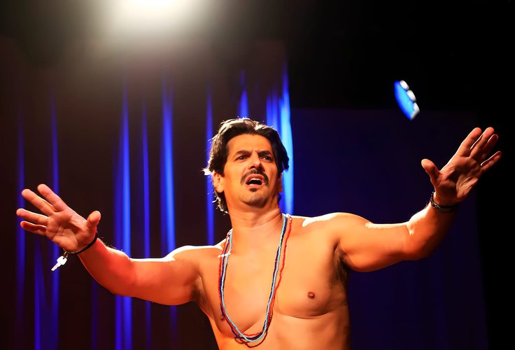 Peça 'BOY' anuncia curta temporada no palco do Teatro West Plaza em São Paulo