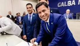 Rodrigo abre mão do maior instrumento de poder: a caneta de prefeito