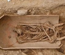 Esqueleto de 1.600 anos é encontrado dentro de jarro gigante na Bulgária