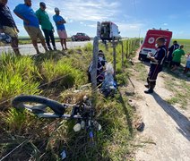 Homem bate motocicleta em cerca de proteção e morre no município de Roteiro