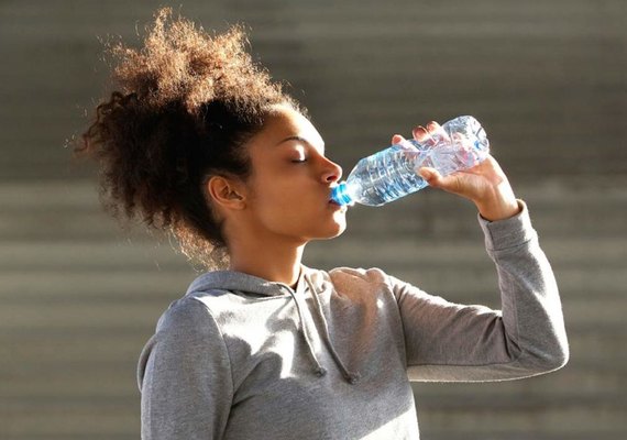 Hidratação no inverno é aliada da saúde e do desempenho físico, alerta especialista