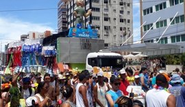 Bloco Vulcão arrasta multidão pela orla de Maceió