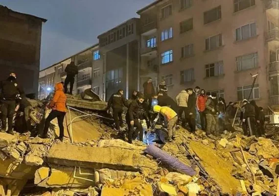 Terremoto de magnitude 7,8 atinge a Turquia e a Síria e mata mais de 1,6 mil