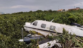 Avião de pequeno porte cai em praia de Navegantes (SC) e deixa dois feridos graves