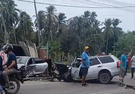 Colisão entre dois carros deixa feridos presos às ferragens em Ipioca