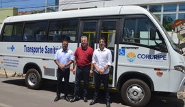 Prefeito Joaquim Beltrão entrega micro-ônibus à população