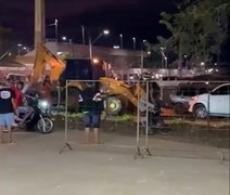Pânico: homem em retroescavadeira arrasta carros e motos após festa no interior do Ceará
