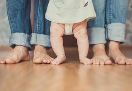 Projeto de Lei discute 'licença parental' de 180 dias para ambos os pais após o parto