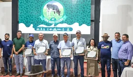 Expo Bacia Leiteira homenageia criadores e personalidades com Comenda Mair Amaral