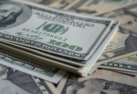 Dólar tem alta de 0,82% e chega perto dos R$ 5,79