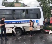 Colisão entre carreta e van causa lentidão na BR-316 em Satuba