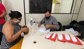 Prefeitura entrega 250 cartões alimentação para permissionários do Shopping Popular