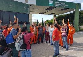 Trabalhadores realizam ato contra a venda de campos petrolíferos em AL