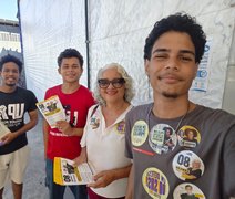 Lenilda Luna defende SUS 100% público e gratuito durante panfletagem no Hospital Universitário
