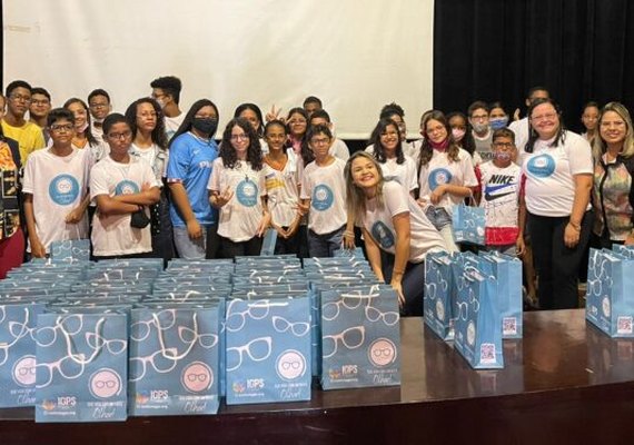 Estudantes e população de baixa renda começam a receber óculos de grau