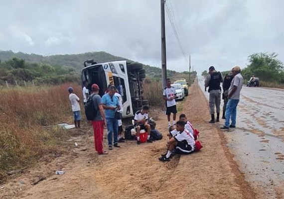 Micro-ônibus que transportava equipe de futebol sub-15 tomba e deixa feridos em São José da Tapera