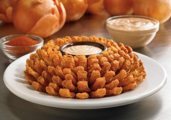 Outback presenteia clientes com sua icônica cebola Bloomin’ Onion