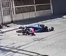 VÍDEO: após praticar roubo, menor morre ao passar mal e cair de moto