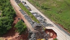 Pistas cedem em cidades alagoanas e crateras são abertas