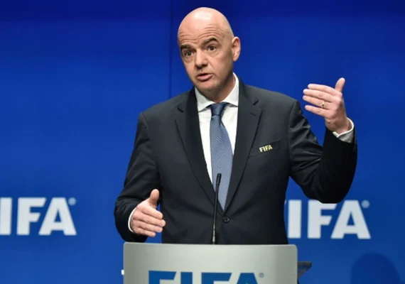Presidente da Fifa reage a racismo contra Vini Jr. e cobra punições