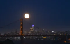 Superlua azul vista em São Francisco, Califórnia (EUA), na noite da segunda-feira, 19 de agosto