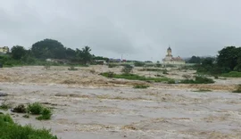 Moradores são encaminhados para abrigo após aumento do nível de água Rio Canhoto