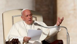 Papa pede que famílias recolham celulares e conversem nas refeições