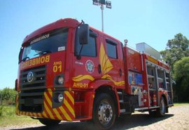 Corpo de Bombeiros combate incêndio em avenida de Maceió