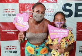 Pais conscientes levam filhos para tomar vacina contra Covid em Penedo