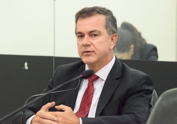 Durante sessão plenária deputado critica atitude tomada por filho do chefe do executivo