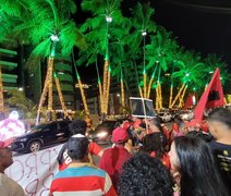 Vitimas da Braskem protestam em frente a casa de JHC