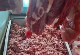 Vigilância Sanitária apreende 70 quilos de carne em frigorífico no Benedito Bentes