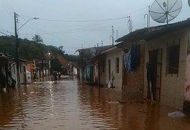 Nível do Rio Jacuípe baixa 2 metros e moradores voltam para casa