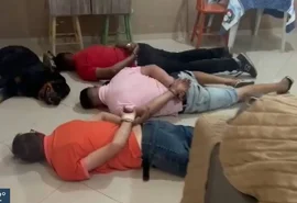 Vídeo: cachorro 'se rende' e deita ao lado de suspeitos durante operação especial