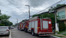 Corpo de Bombeiros combate incêndio em residência e socorre idoso em Arapiraca