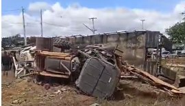 Caminhão com retroescavadeira tomba e interdita trecho da rodovia AL-220