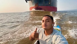 Vídeo: Homem navega tranquilamente em frente a imenso navio